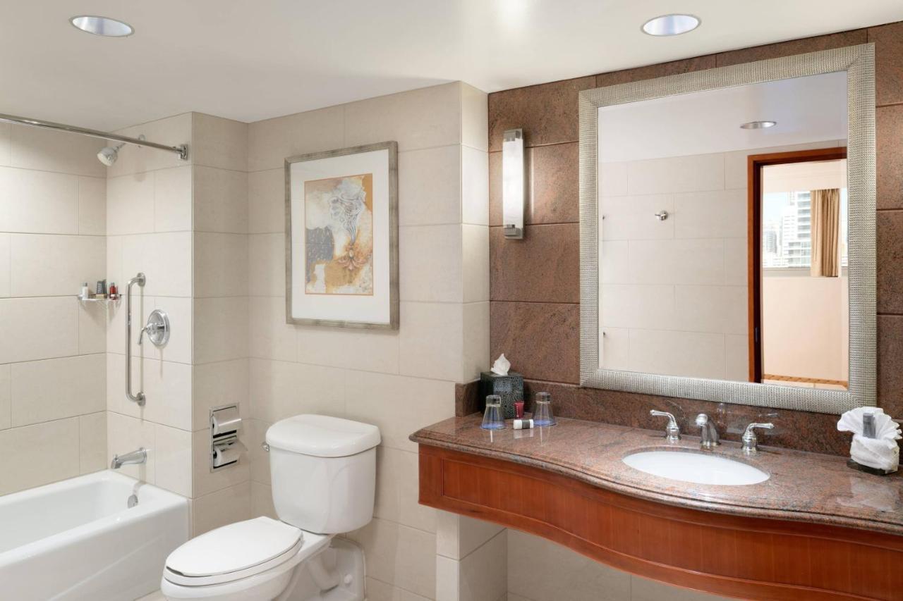 King Room with Adapted Tub and Water View - High Floor/Mobility Accessible
